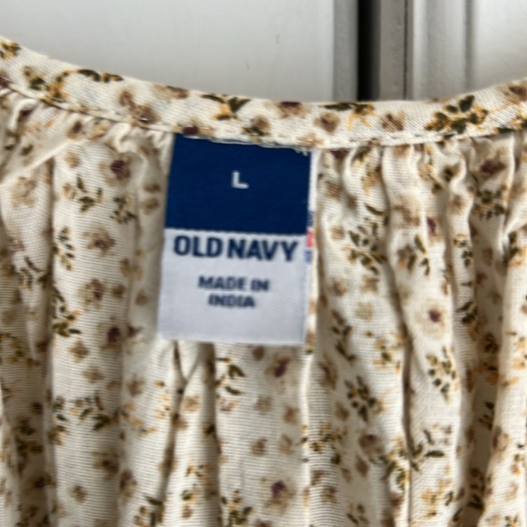 👚NWOT👚ADORABLE OLD NAVY BUTTON DOWN ROUND NECK SZ L CREAM WITH SMALL FLOWERS - Picture 3 of 5